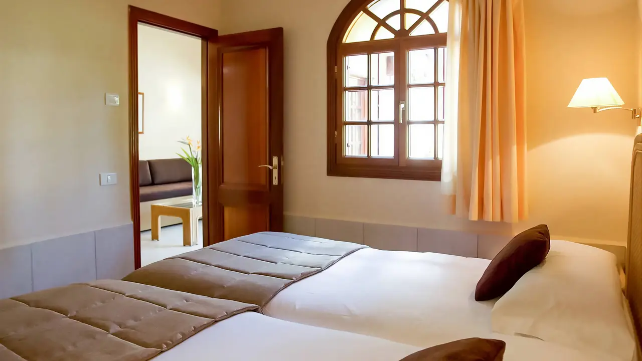 Sypialnia z dwoma łóżkami w Dunas Suites & Villas Resort