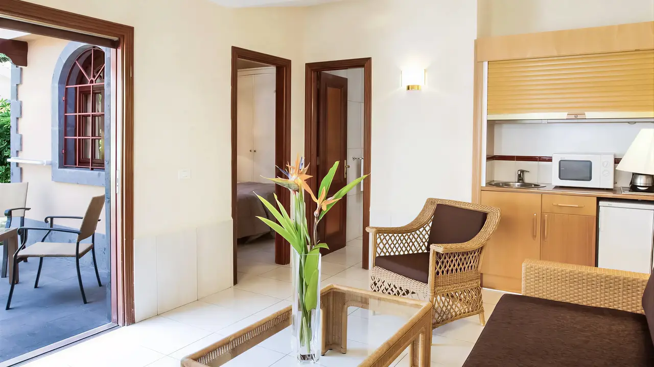 Salon z aneksem kuchennym w Dunas Suites & Villas Resort