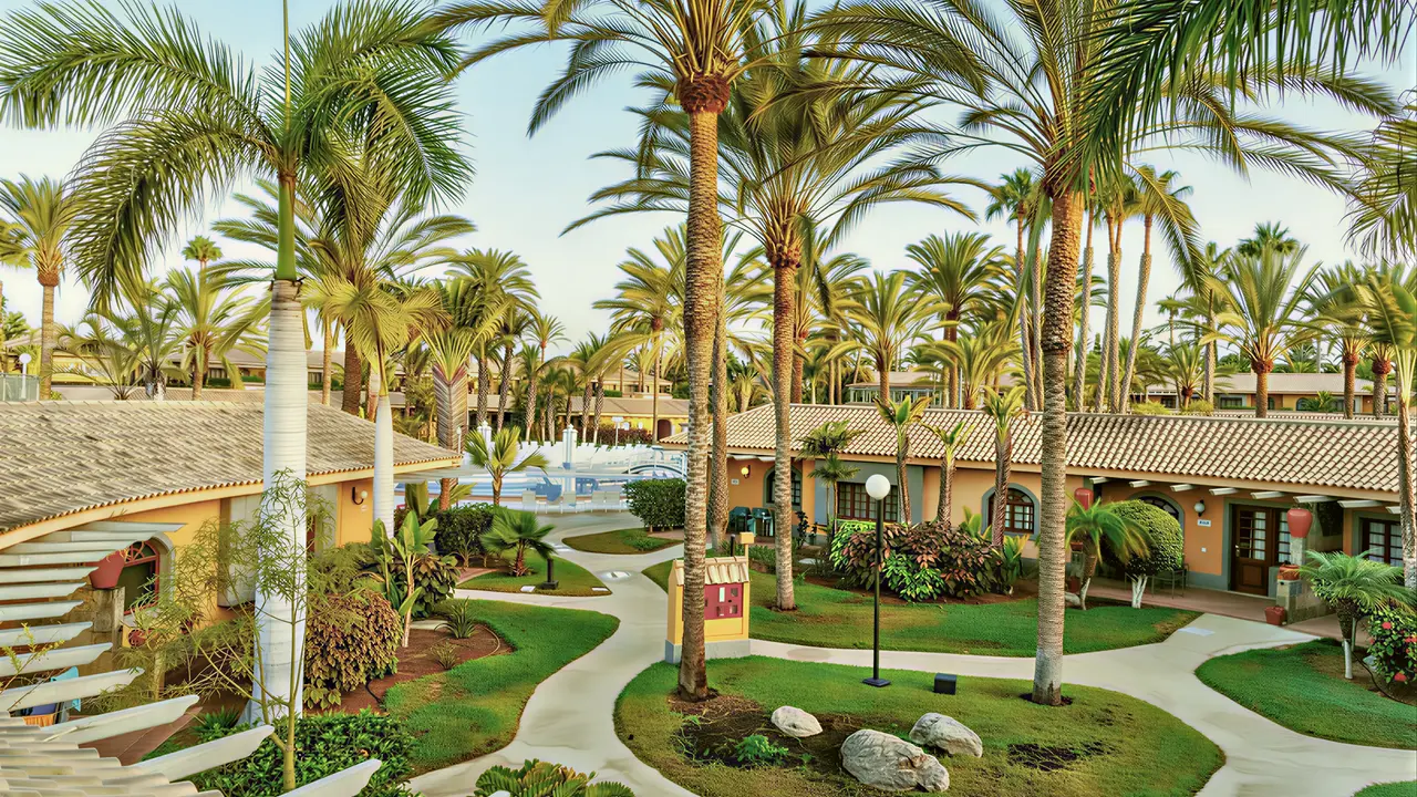 Widok na kompleks budynków i palmy Dunas Suites & Villas Resort