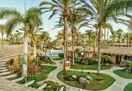 Widok na kompleks budynków i palmy Dunas Suites & Villas Resort