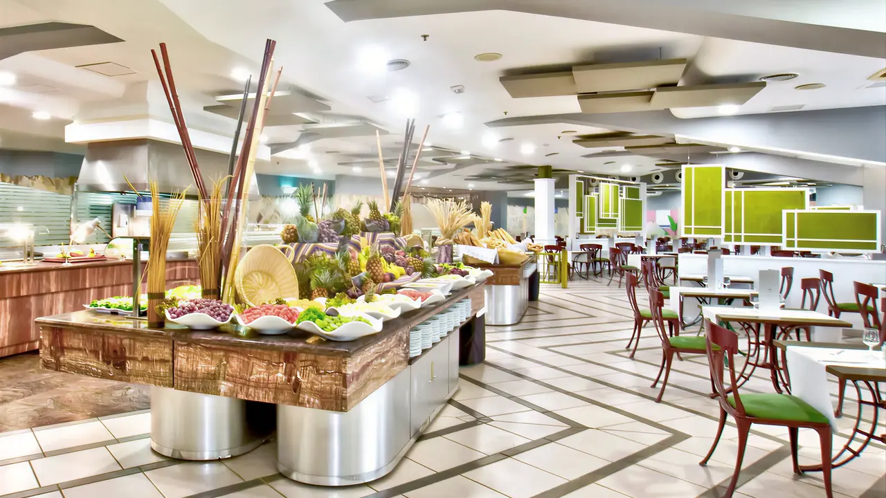 Bufet z jedzeniem w restauracji Dunas Suites & Villas Resort