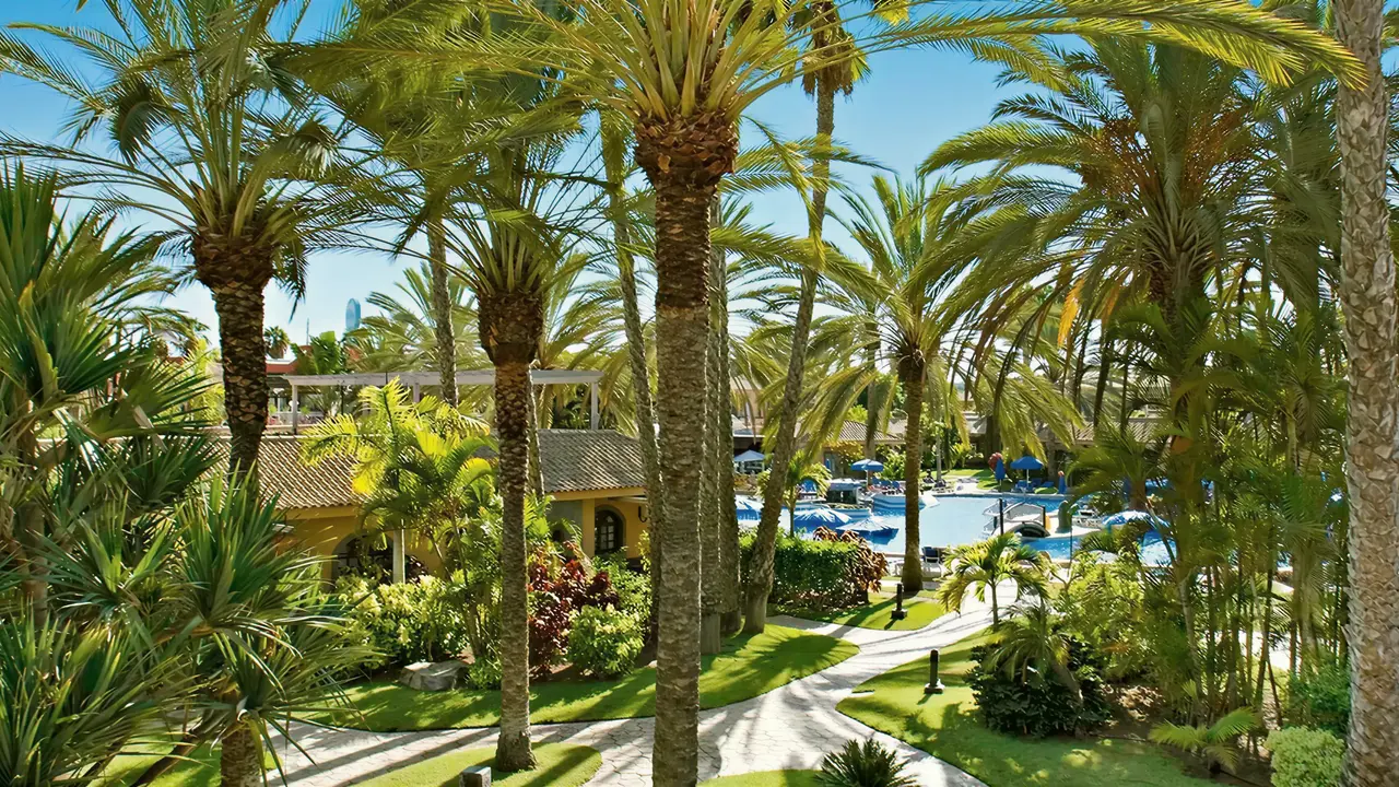 Widok na tereny zielone i basen Dunas Suites & Villas Resort