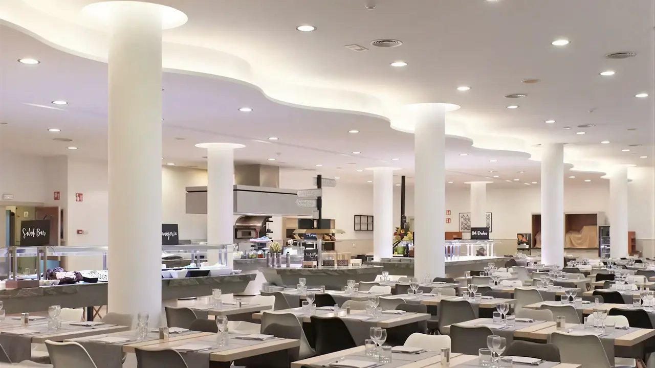 Restauracja z bufetem w Dwo Sirius (Santa Susanna)