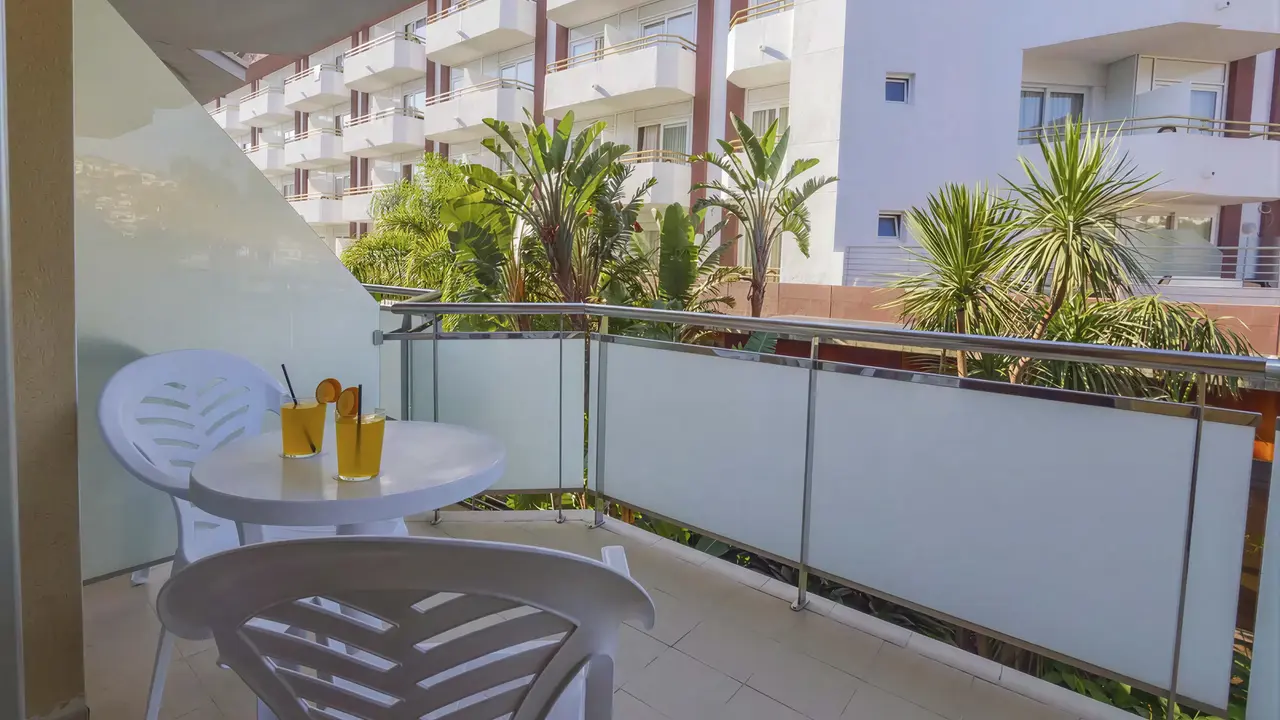 Balkon w Dwo Sirius (Santa Susanna) z białymi meblami