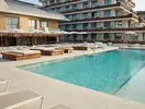 Basen i leżaki w hotelu Dwo Sirius (Santa Susanna)