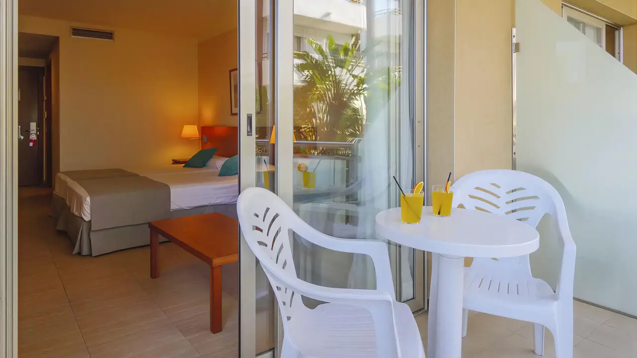 Balkon i sypialnia w Dwo Sirius (Santa Susanna)