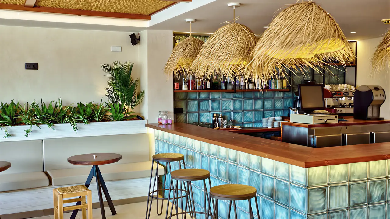 Bar z hokerami w Dwo Sirius (Santa Susanna)