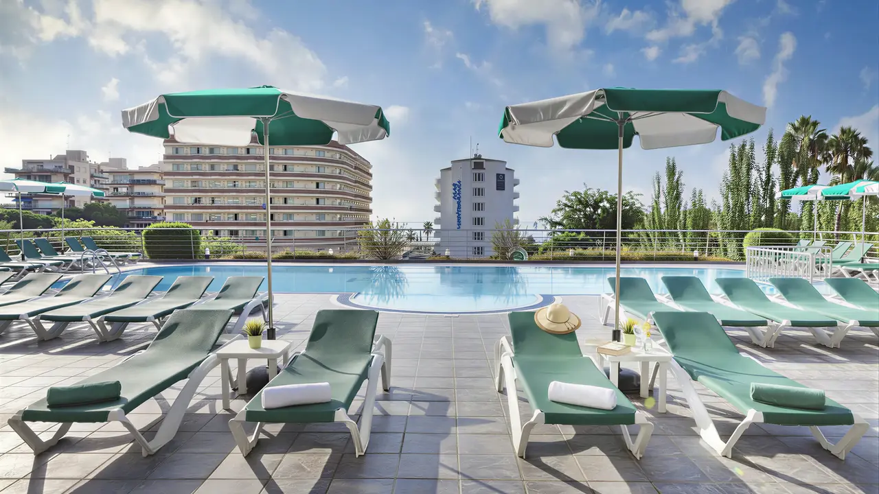 Basen i leżaki w hotelu Dwo Sirius (Santa Susanna)