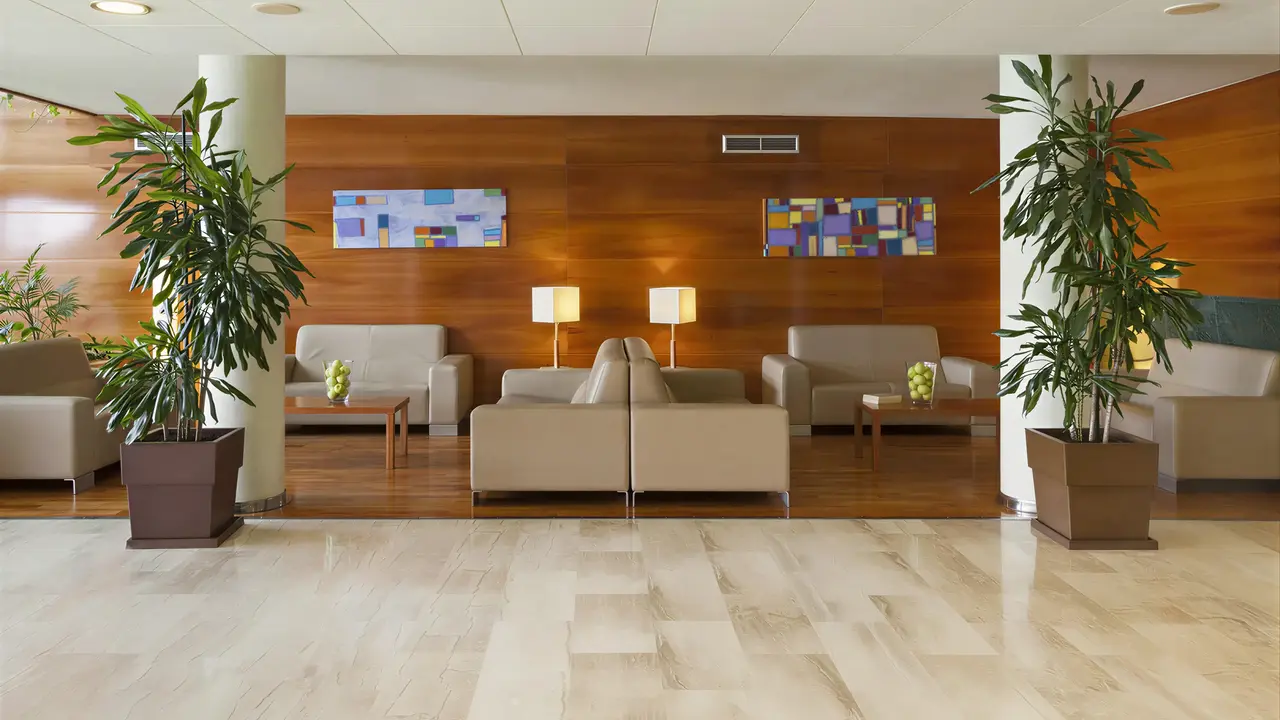 Wnętrze lobby w Dwo Sirius (Santa Susanna) z wygodnymi sofami