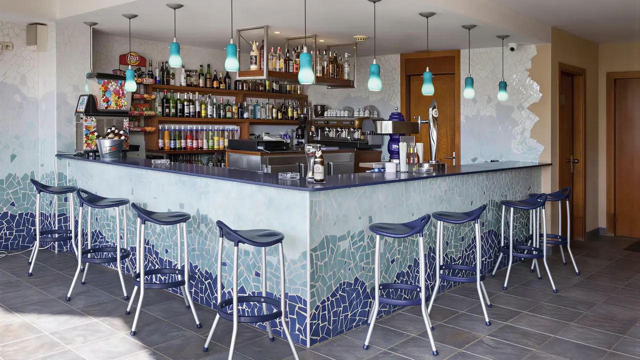 Bar z wysokimi hokerami w Dwo Sirius (Santa Susanna)