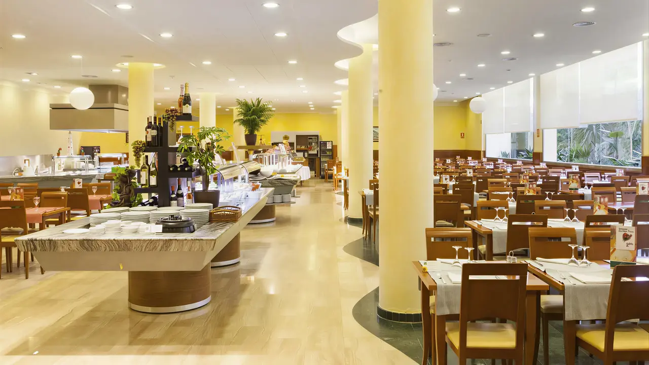 Restauracja w Dwo Sirius (Santa Susanna) z bufetem i stolikami