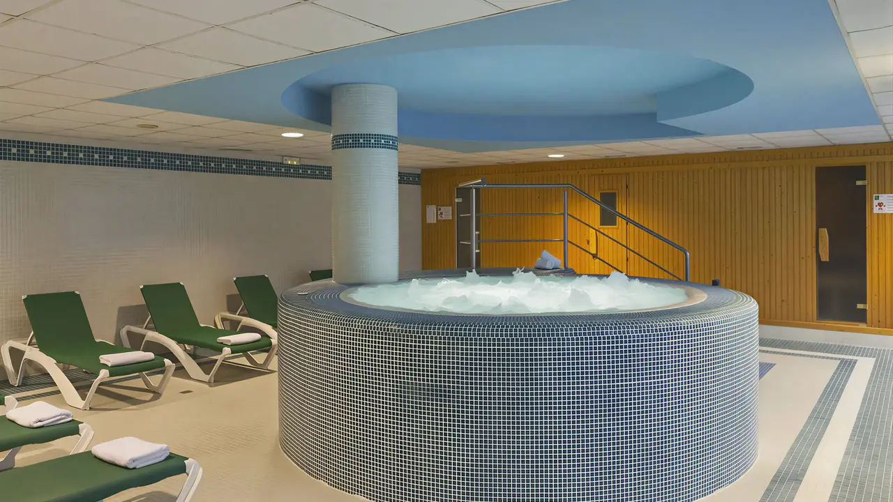 Strefa spa z jacuzzi w Dwo Sirius (Santa Susanna)