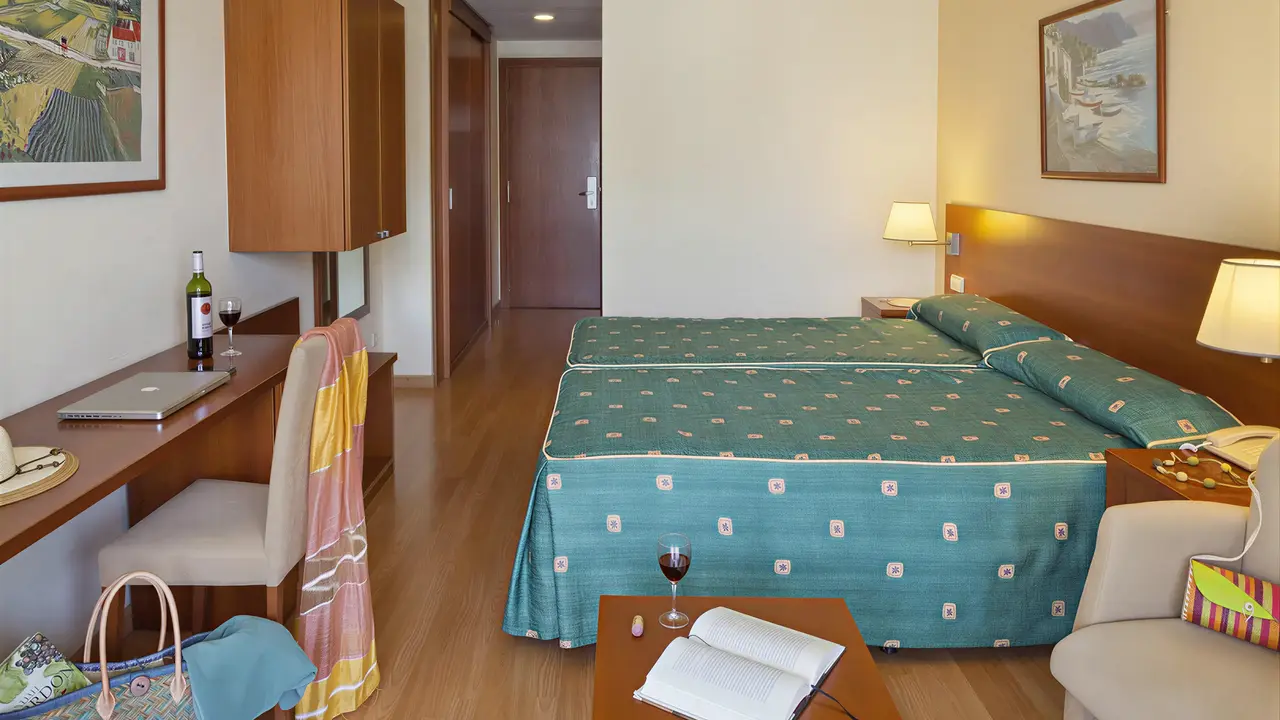 Pokój z łóżkiem w hotelu Dwo Sirius (Santa Susanna)