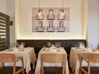 Elegancko nakryte stoły w restauracji Eden Mar