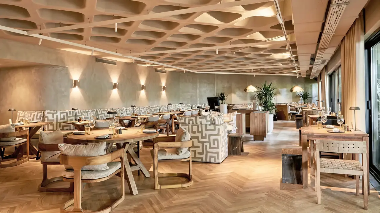 Restauracja w hotelu Eden Mar z drewnianymi stolikami