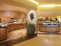 Bufet z jedzeniem w hotelu Eden Mar