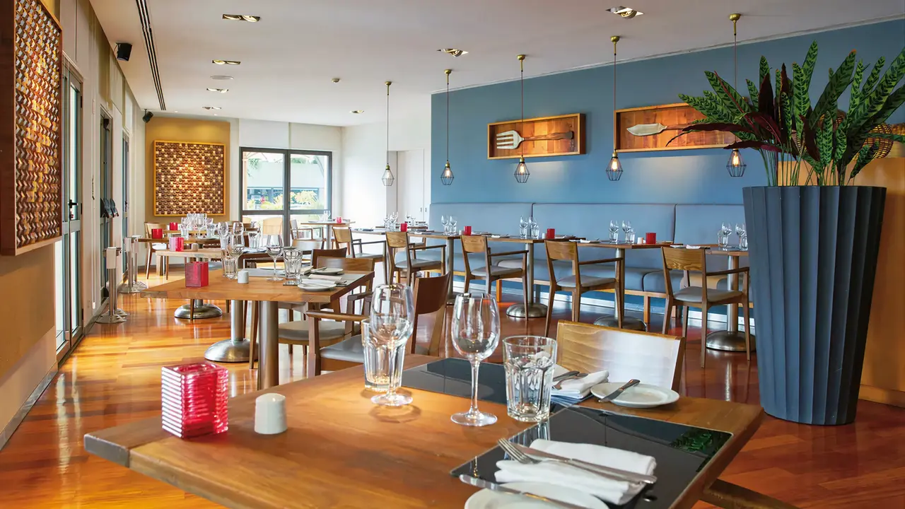 Restauracja w Eden Mar z nakrytymi stołami