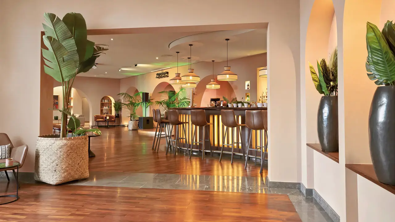 Bar z wysokimi hokerami w Eden Mar