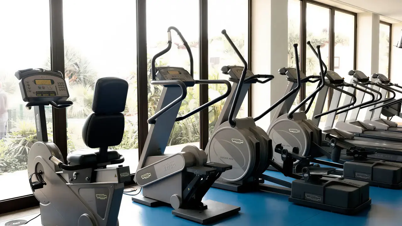 Siłownia z urządzeniami fitness w Eden Mar