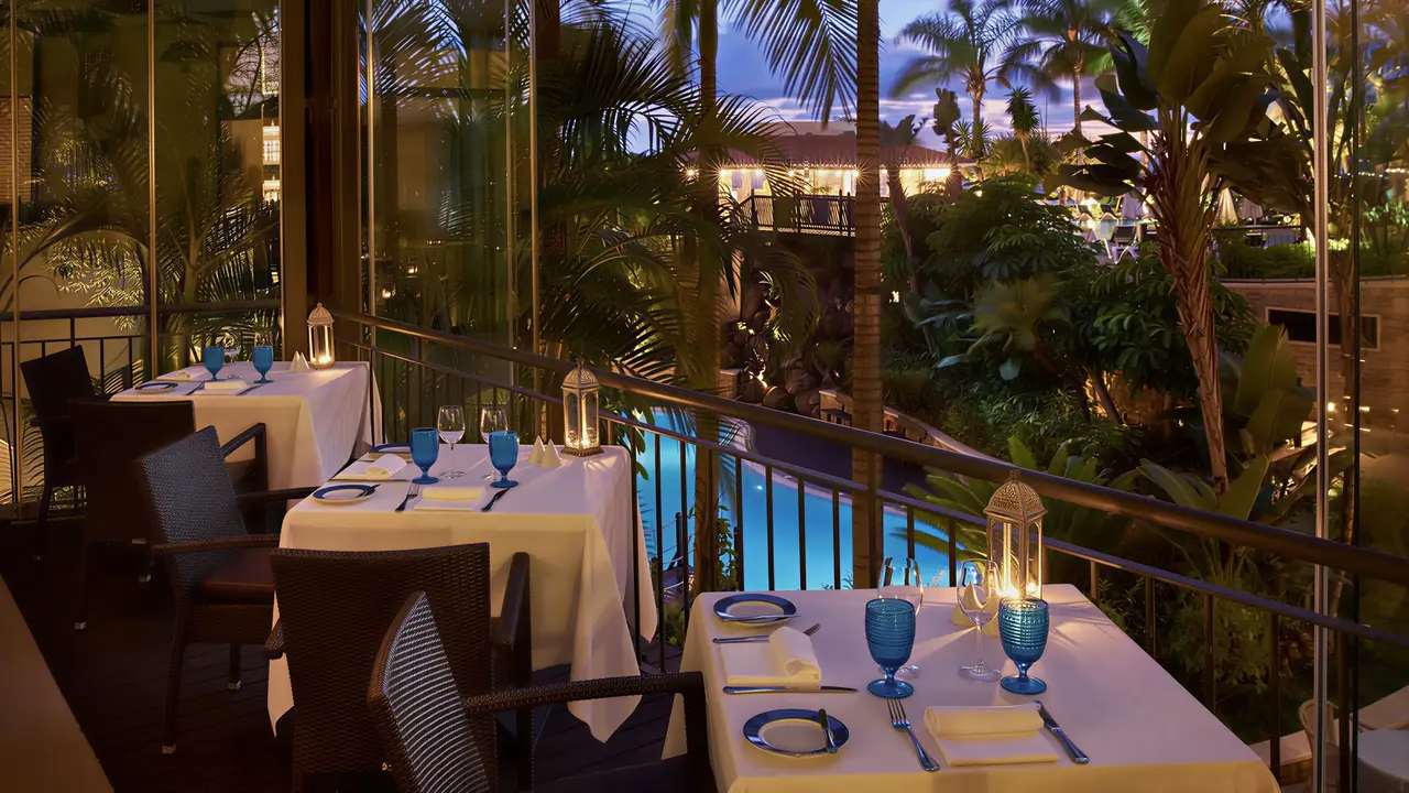 Elegancka restauracja w Eden Mar z widokiem na basen