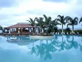 Basen z leżakami w Eden Mar