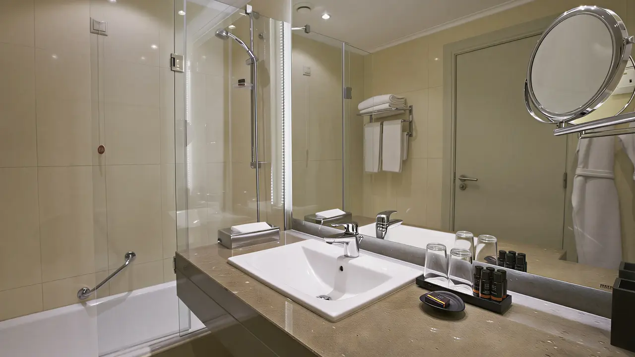 Łazienka w hotelu Eden Mar z umywalką i prysznicem