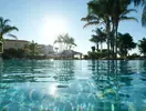 Basen w hotelu Eden Mar z palmami