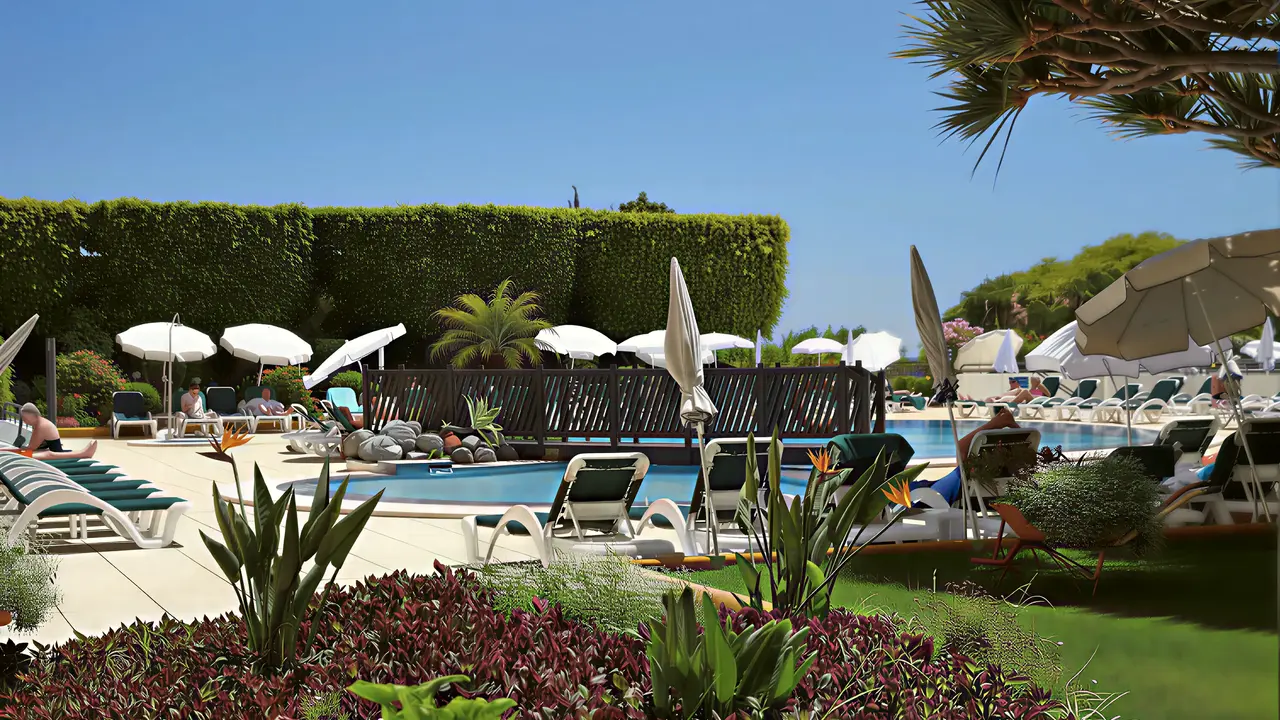 Basen i leżaki w hotelu Eden Mar