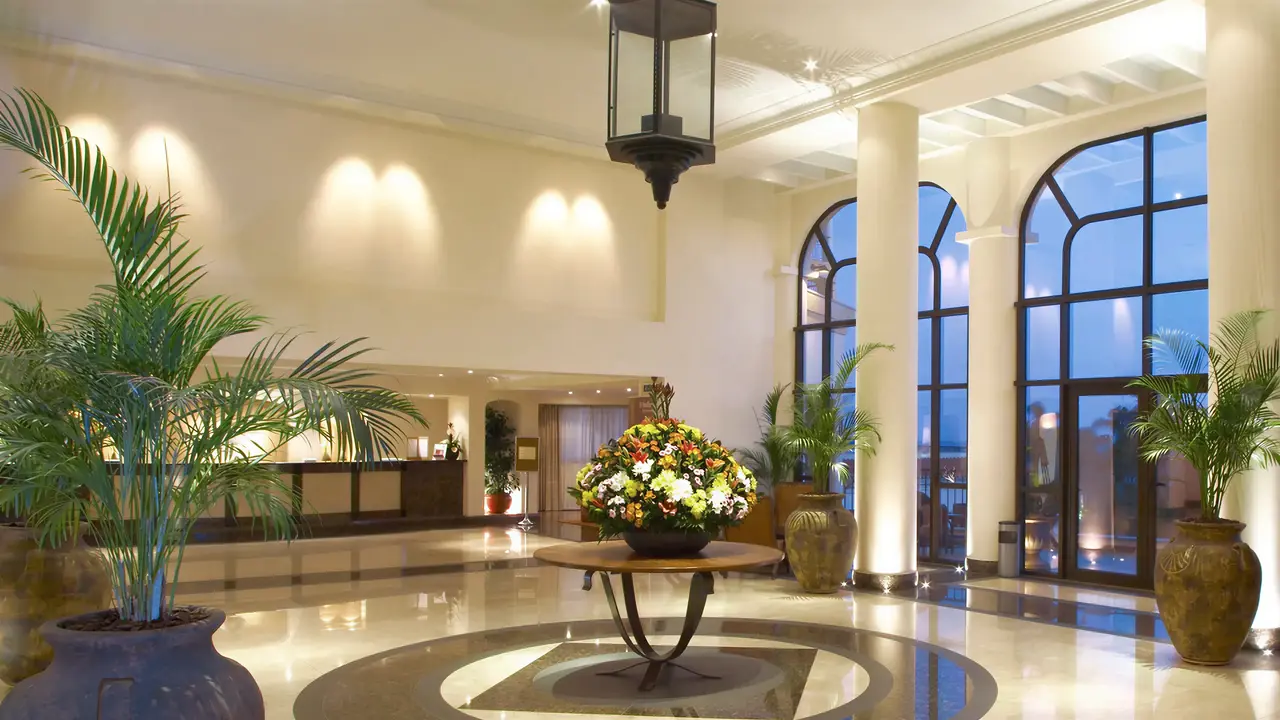 Eleganckie lobby w hotelu Eden Mar z kwiatami