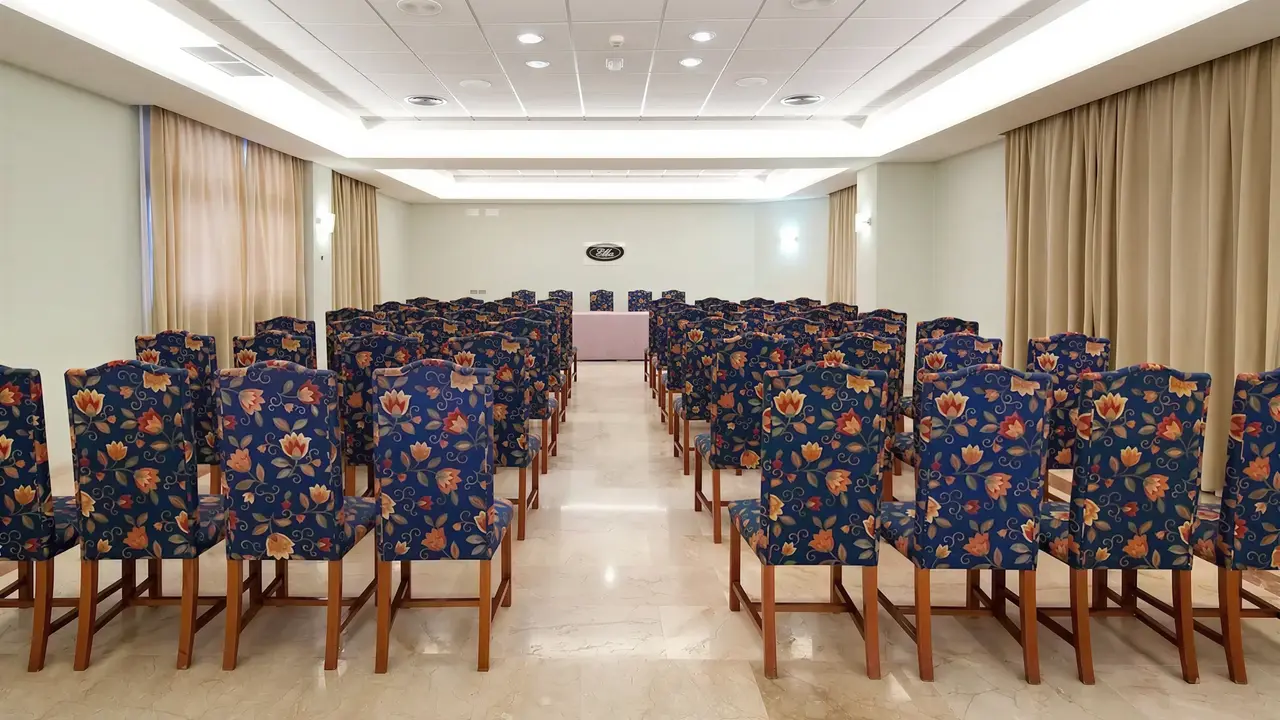 Sala konferencyjna w Elba Castillo San Jorge & Antigua z rzędami krzeseł