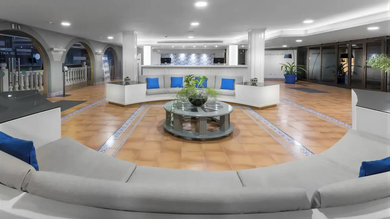 Wnętrze eleganckiego lobby w Elba Castillo San Jorge & Antigua