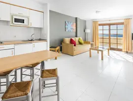 Wnętrze apartamentu w Elba Castillo San Jorge & Antigua z aneksem kuchennym
