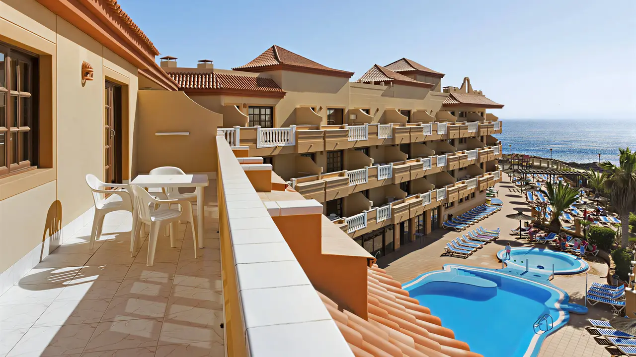 Prywatny balkon w Elba Castillo San Jorge & Antigua z widokiem na basen