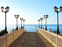 Ścieżka z lampami w Elba Castillo San Jorge & Antigua prowadząca do morza
