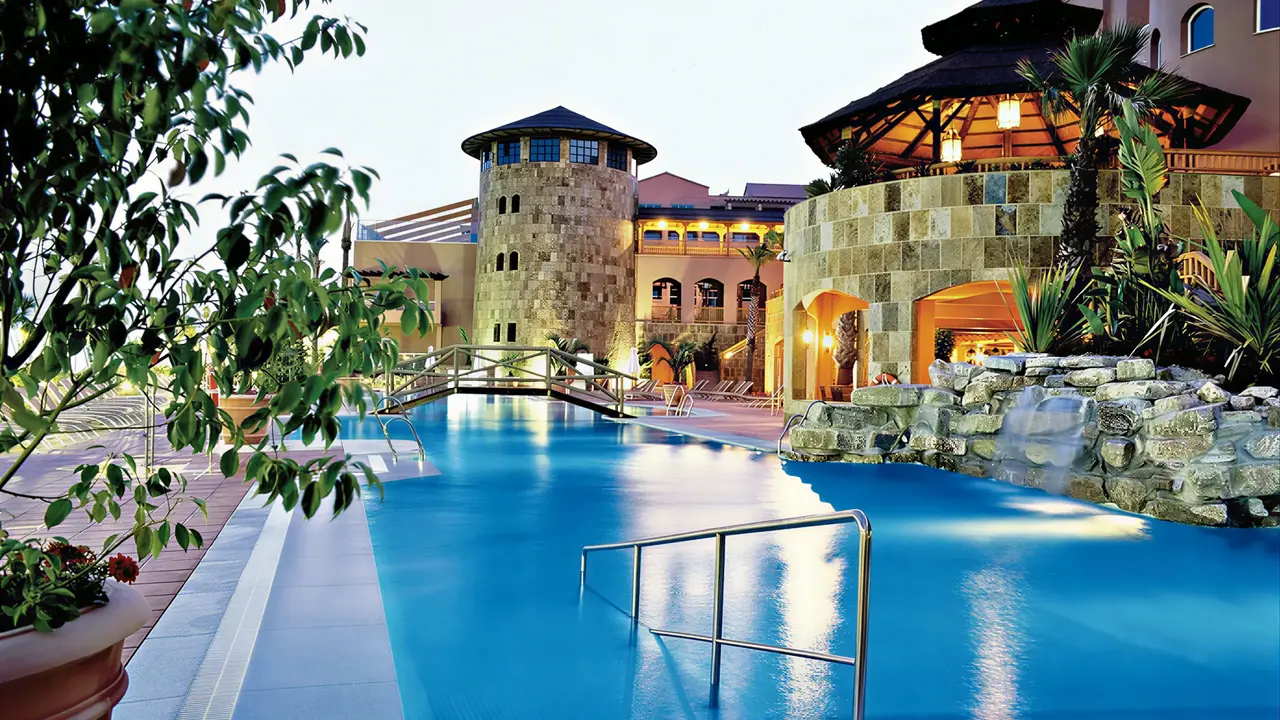 Basen w hotelu Elba Estepona Gran Hotel Thalasso & Spa