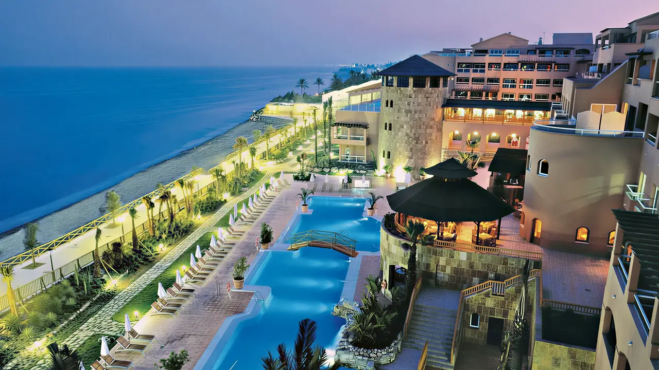 Widok na kompleks Elba Estepona Gran Hotel Thalasso & Spa z basenami i plażą