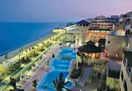 Widok na kompleks Elba Estepona Gran Hotel Thalasso & Spa z basenami i plażą