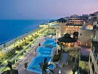 Widok na kompleks Elba Estepona Gran Hotel Thalasso & Spa z basenami i plażą
