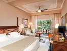 Przytulna sypialnia z łóżkiem w Elba Estepona Gran Hotel Thalasso & Spa