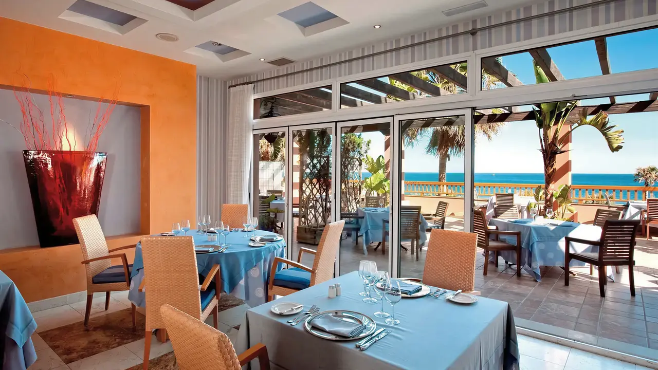 Restauracja w Elba Estepona Gran Hotel Thalasso & Spa z widokiem na morze