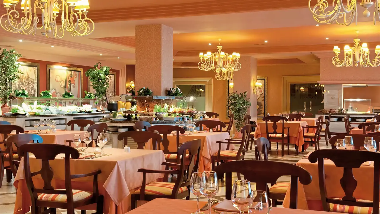 Restauracja z nakrytymi stołami w Elba Estepona Gran Hotel Thalasso & Spa
