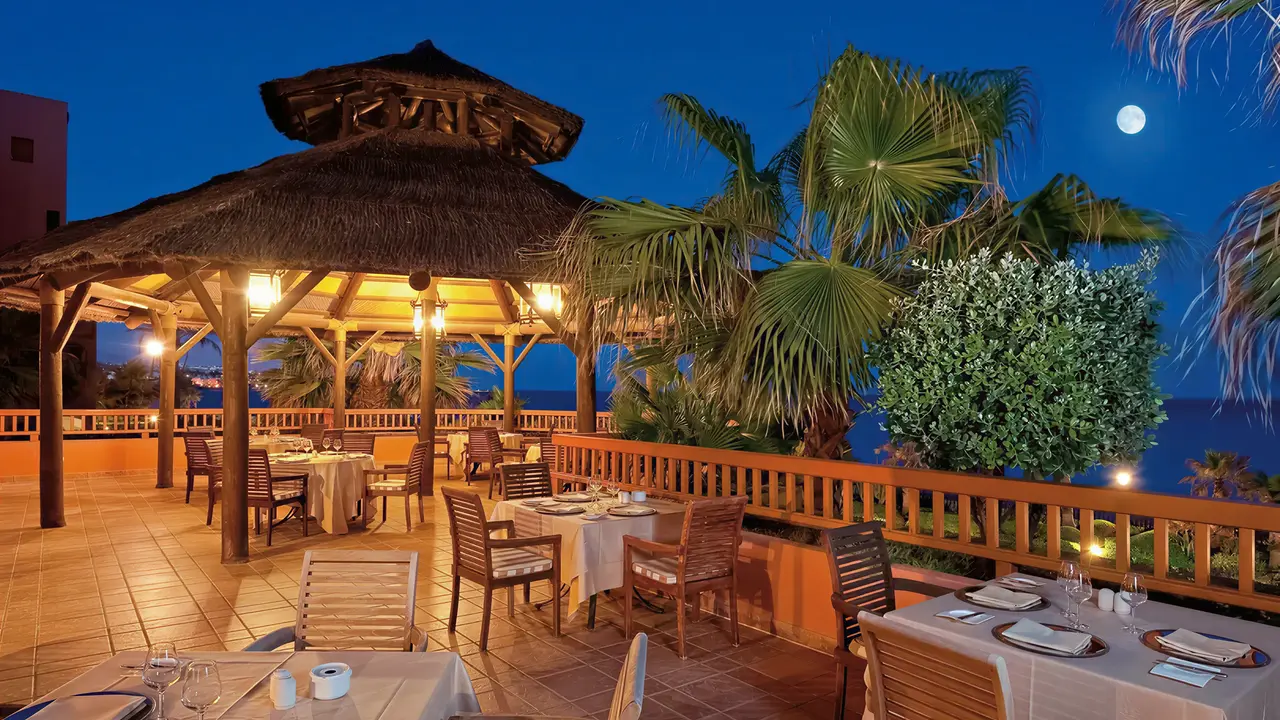 Restauracja na tarasie w Elba Estepona Gran Hotel Thalasso & Spa