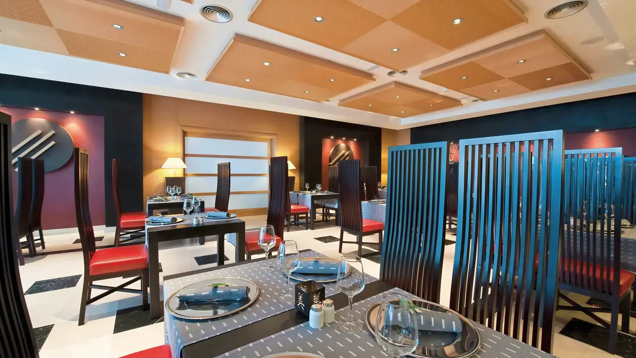Elegancka restauracja w Elba Estepona Gran Hotel Thalasso & Spa z nakrytym stołem