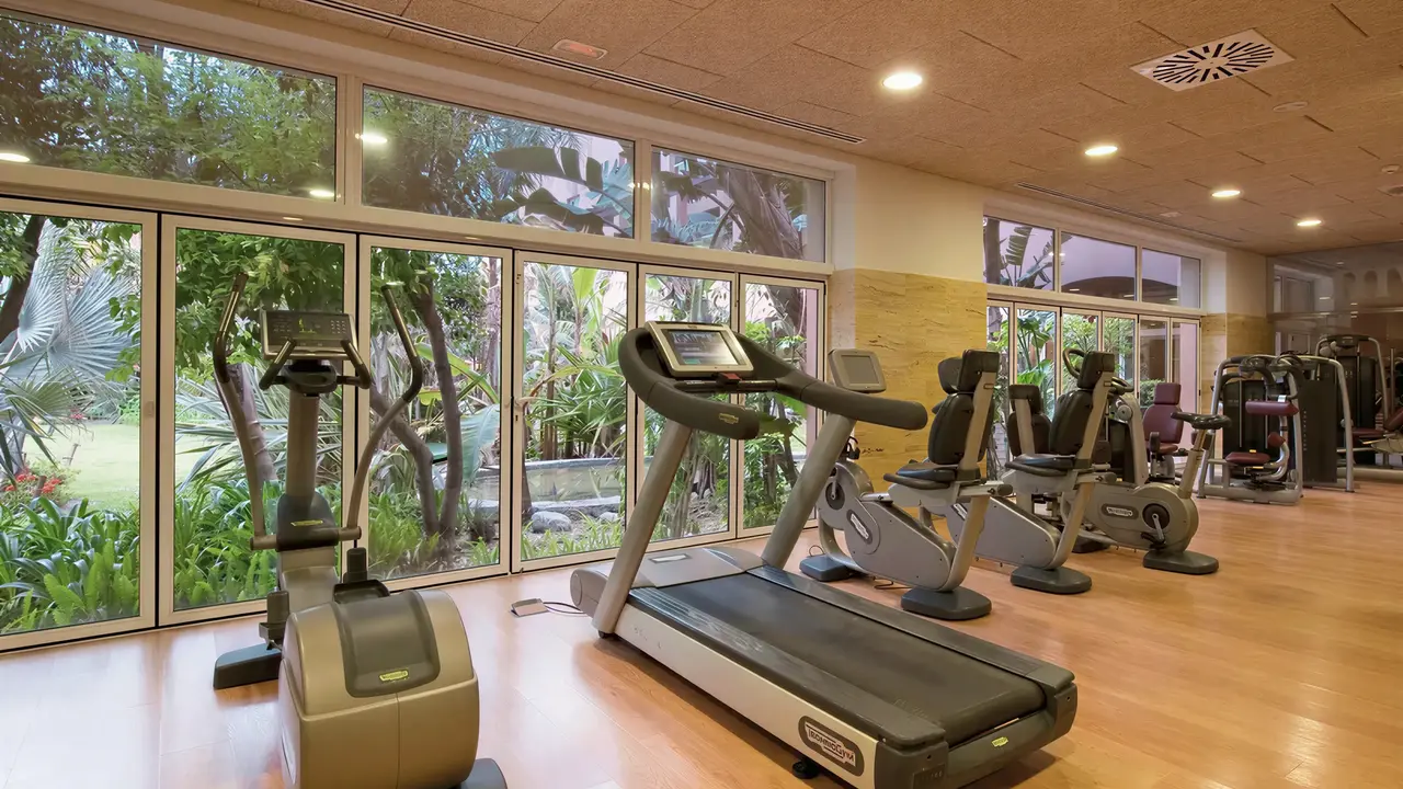 Siłownia w Elba Estepona Gran Hotel Thalasso & Spa z nowoczesnym sprzętem fitness