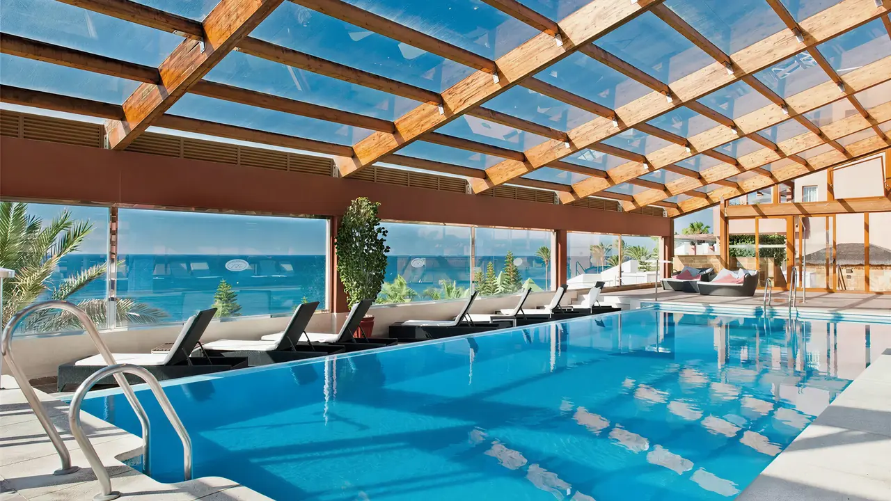 Kryty basen z leżakami w Elba Estepona Gran Hotel Thalasso & Spa