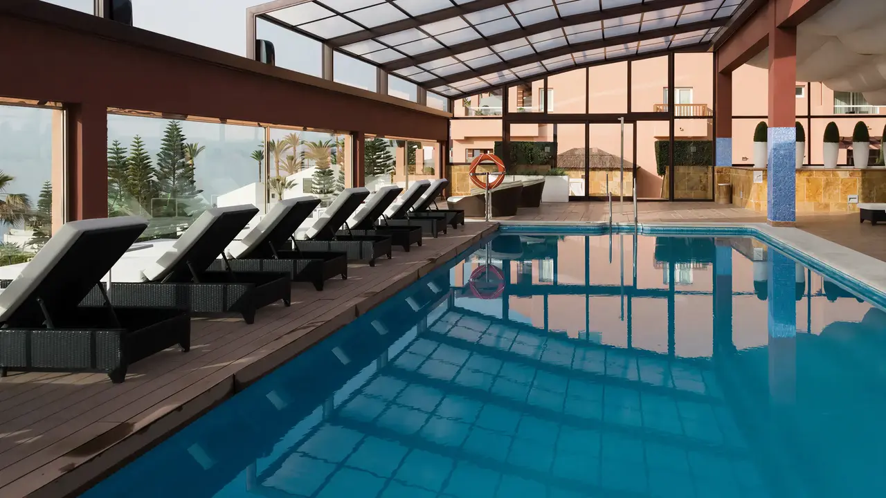 Basen z leżakami w Elba Estepona Gran Hotel Thalasso & Spa