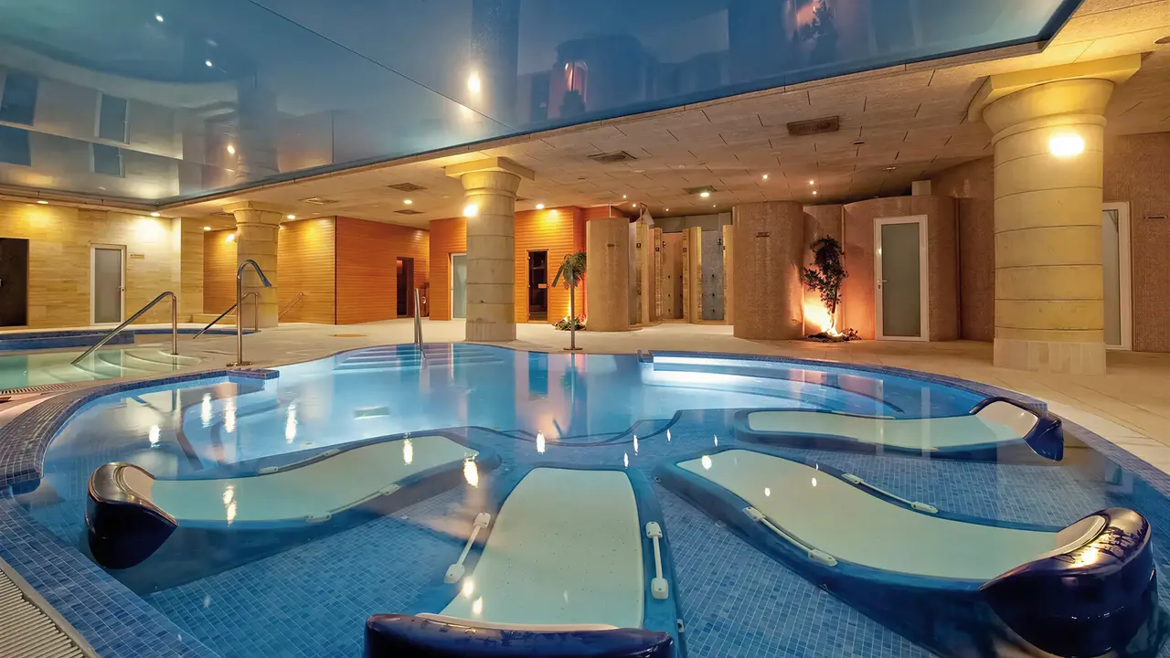 Kryty basen z jacuzzi w Elba Estepona Gran Hotel Thalasso & Spa