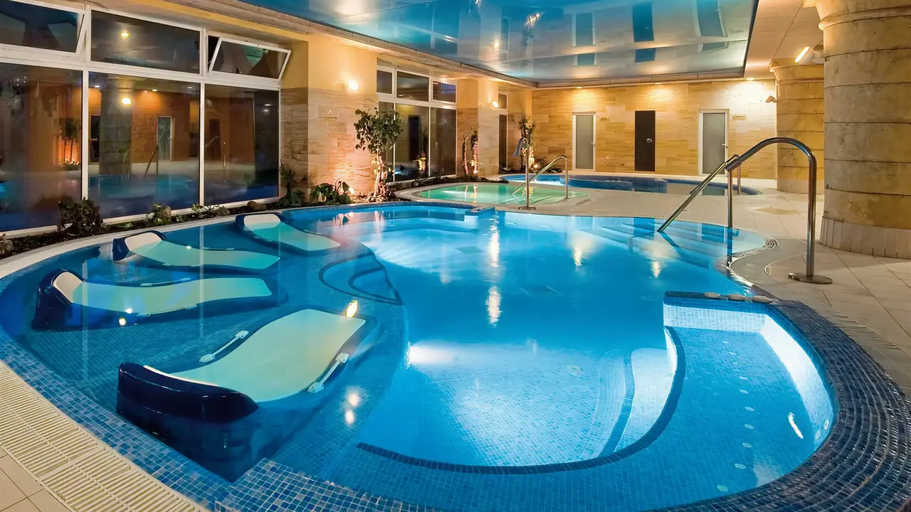 Kryty basen w hotelu Elba Estepona Gran Hotel Thalasso & Spa