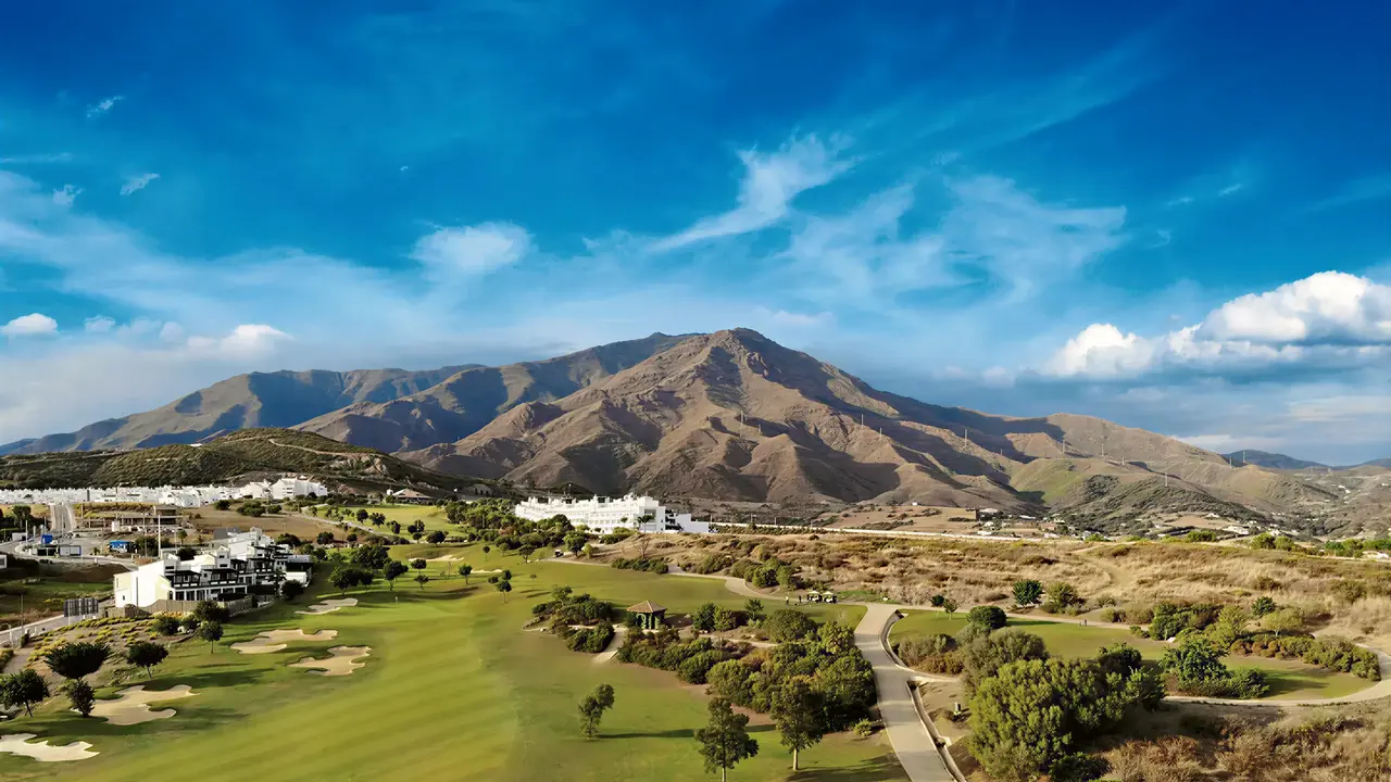 Pole golfowe w Elba Estepona Gran Hotel Thalasso & Spa na tle gór