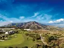 Pole golfowe w Elba Estepona Gran Hotel Thalasso & Spa na tle gór